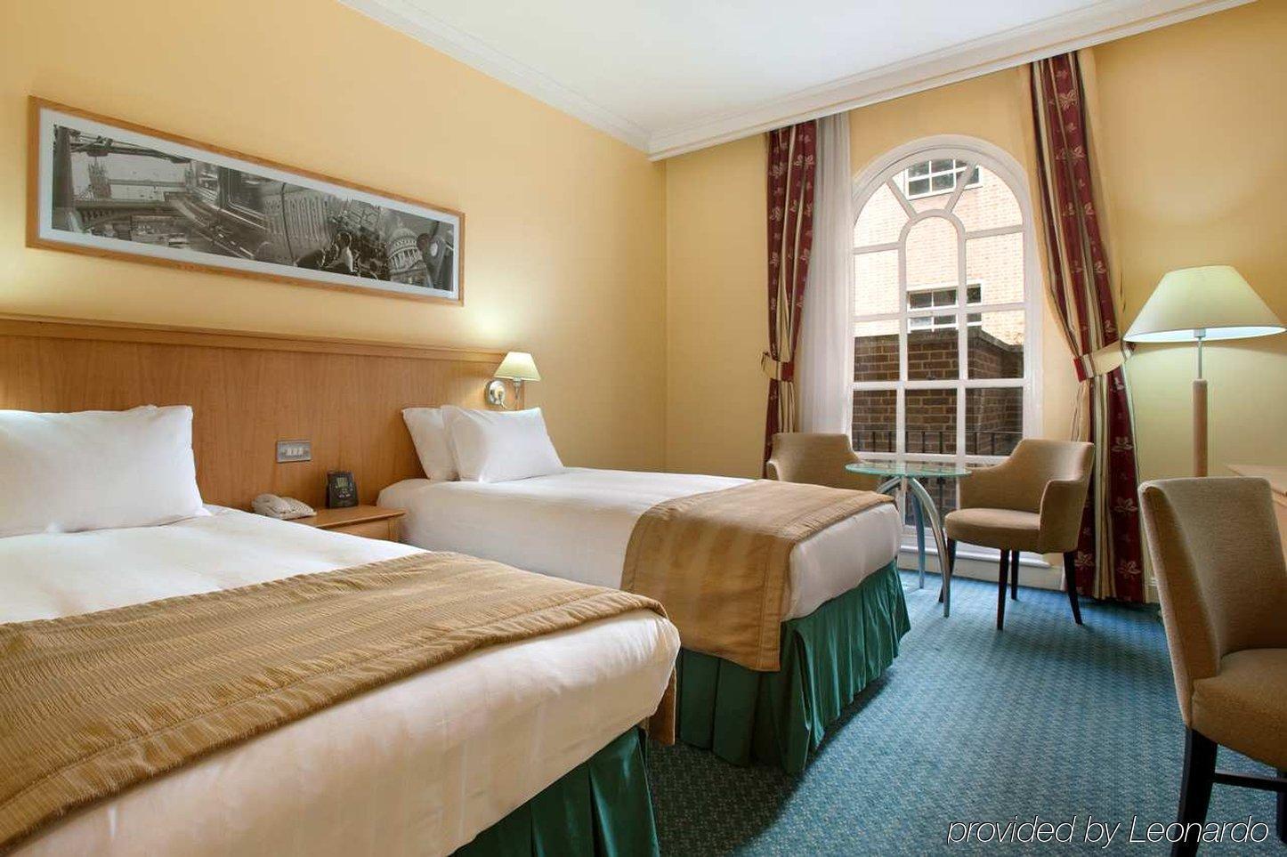 ホテル ヒルトン ロンドン ユーストン 部屋 写真